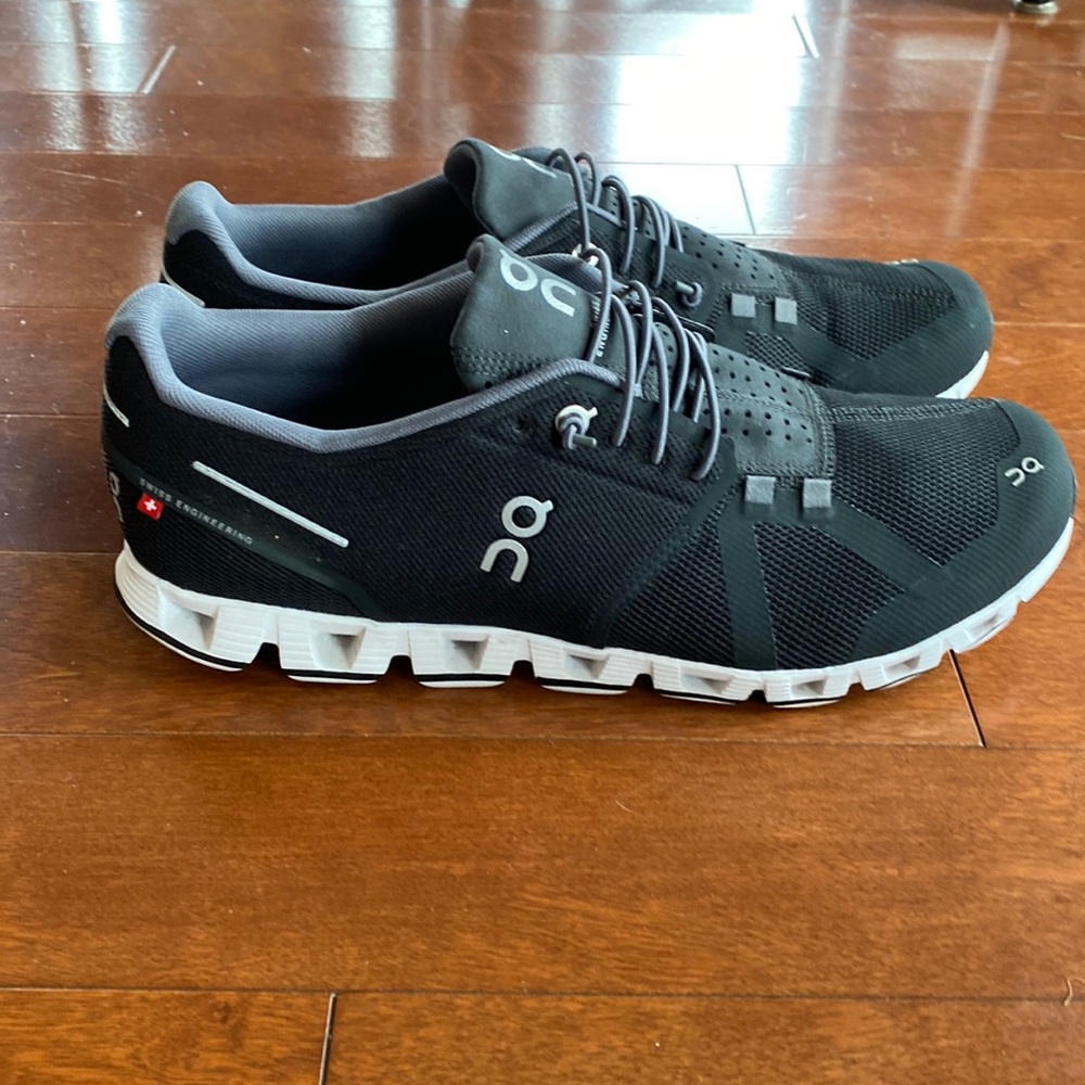 On running cloud Men’ athletic shoes size 10. NWOB